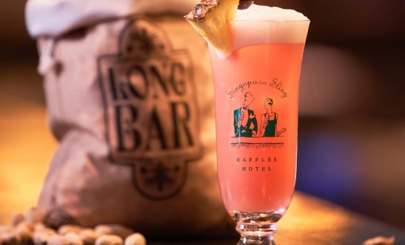 シンガポールスリング発祥の地！名門ラッフルズホテルのロングバー（Long Bar）1ドリンク + ピーナッツ